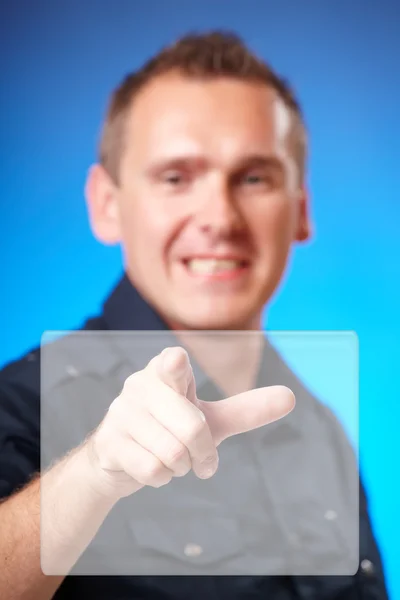 Человек трогает пустой экран — стоковое фото