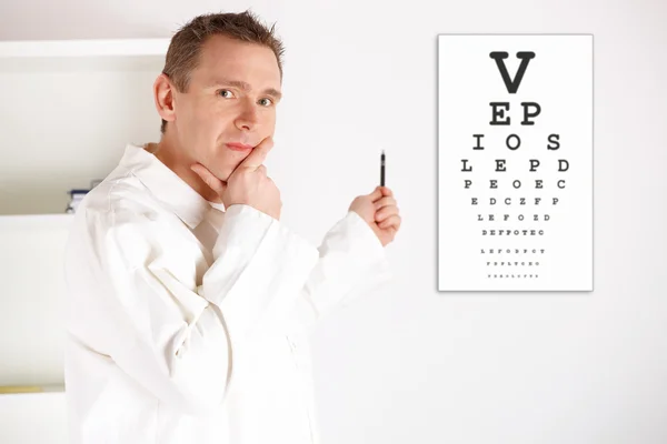 Oculista médico examinando paciente — Fotografia de Stock