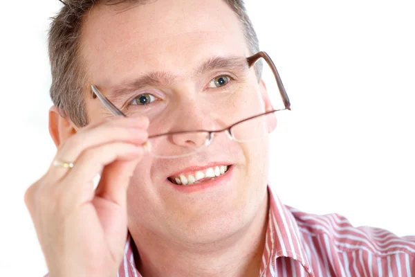 Mann nimmt Brille ab — Stockfoto
