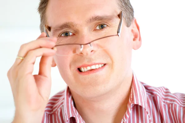 Человек снимает очки — стоковое фото