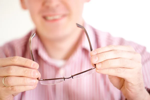 Opticien présentant des lunettes — Photo