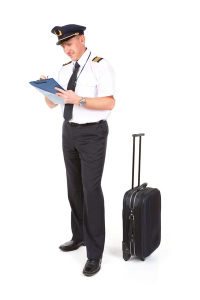 Piloto da companhia aérea preenchendo papéis — Fotografia de Stock
