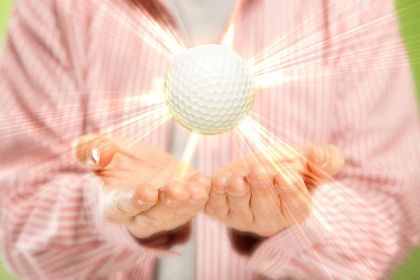 Otevřené ruce a golfový míček — Stock fotografie