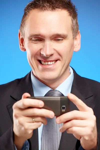 Homem de negócios usando seu telefone celular — Fotografia de Stock