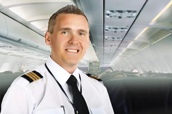 Piloto da companhia aérea a bordo — Fotografia de Stock