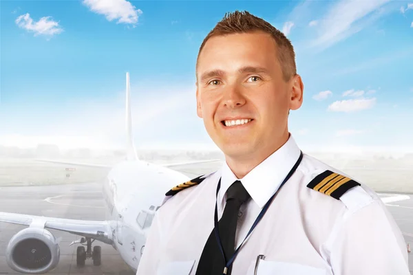 Piloto de linha aérea no aeroporto — Fotografia de Stock