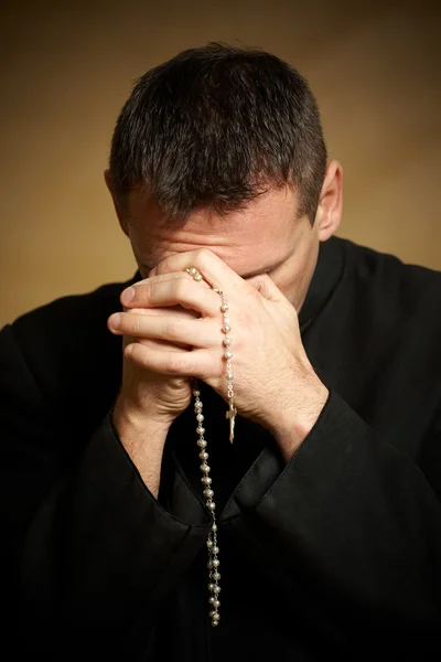 Προσεύχεται ιερέας — Φωτογραφία Αρχείου