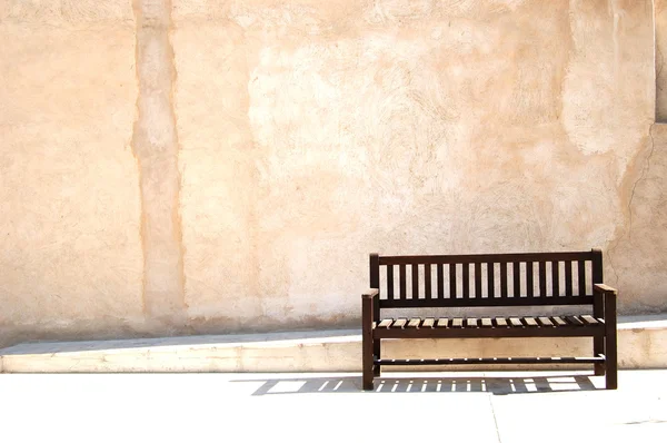 Скамейка на аллее старого города — стоковое фото