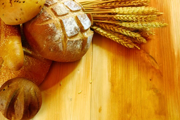 Surtido de pan en mesa de madera —  Fotos de Stock