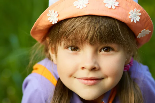 Porträt eines Mädchens mit Hut — Stockfoto