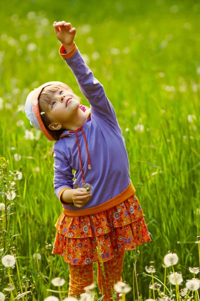 Girl playing with a dandelion — Stock Photo, Image