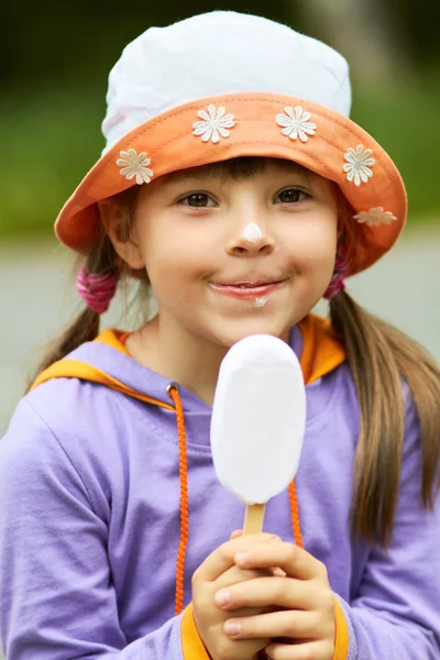 Портрет девушки с мороженым — стоковое фото