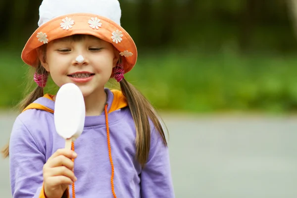 Girl looking for ice cream — Stock Photo, Image