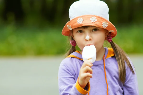 Dívka jí zmrzlinu — Stock fotografie