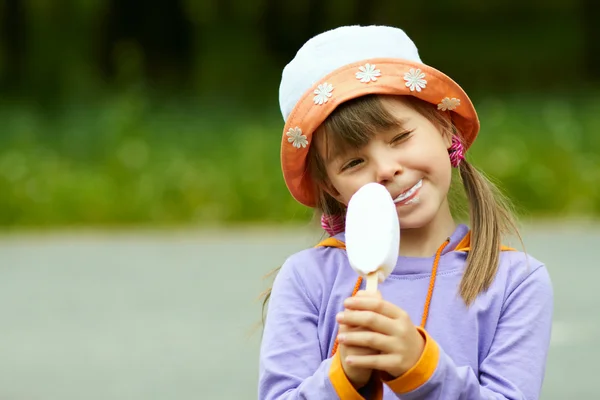 Mrkající dívku se zmrzlinou — Stock fotografie