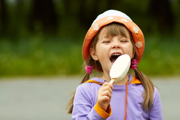 Girl bitten by ice cream — Stock Photo, Image