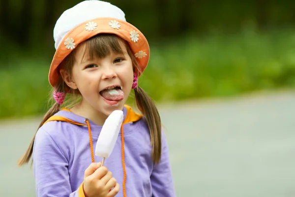 Девушка с мороженым облизана — стоковое фото