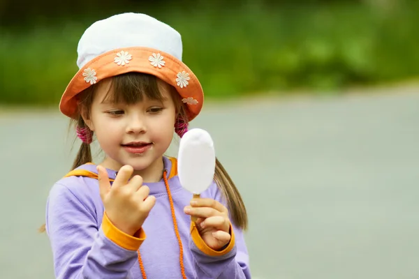 Girl looking for ice cream — Stock Photo, Image