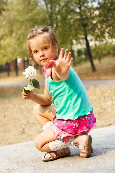 Dívka s bílou růží — Stock fotografie