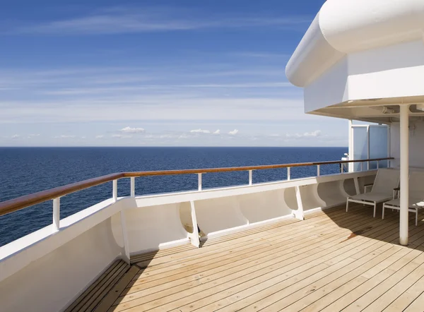 Dek van een cruise op een zonnige dag — Stockfoto