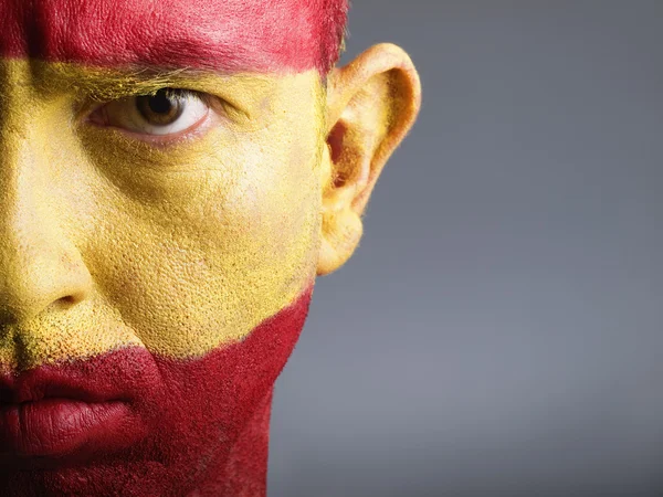 Homem com o rosto pintado com a bandeira da Espanha — Fotografia de Stock