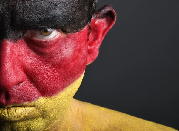 Uomo con il volto dipinto con la bandiera della Germania — Foto Stock