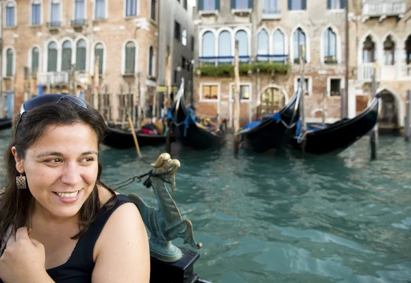 Onnellinen nainen gondolilla Venetsiassa — kuvapankkivalokuva