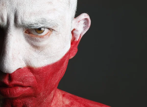 Man met zijn gezicht beschilderd met de vlag van Polen — Stockfoto