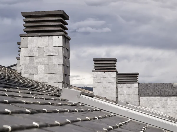Tres chimeneas en un tejado de pizarra — Foto de Stock