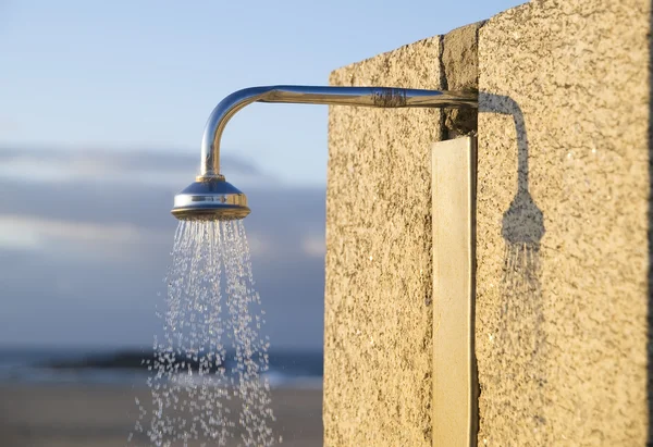 Detail of a water shower on the beach in horizontal composition — Stock Photo, Image