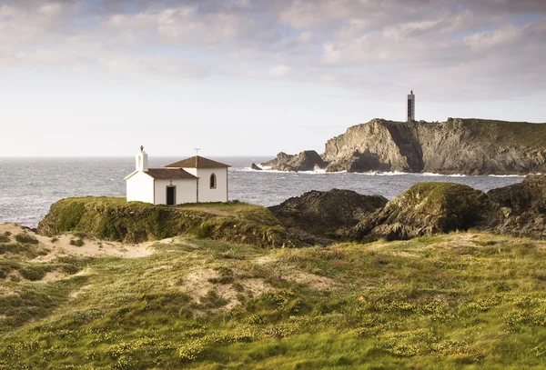 Прибрежный пейзаж с часовней и маяком — стоковое фото
