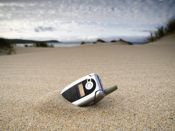 Téléphone portable oublié sur la plage — Photo