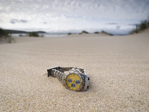 Uhr am Strand verloren — Stockfoto