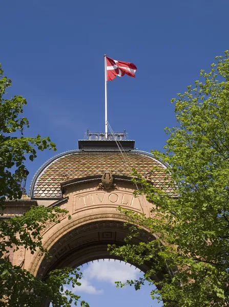 Δανία σημαία κυματίζει στο το Τίβολι, Κοπεγχάγη, — Φωτογραφία Αρχείου