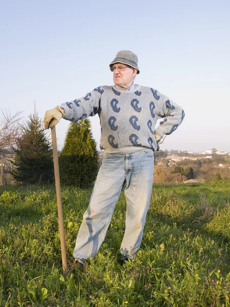 Bauer posiert mit seiner Bodenbearbeitungslinie — Stockfoto
