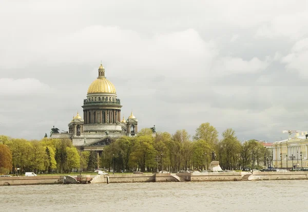 Vue de la cathédrale Saint-Isaac depuis la rivière Neva — Photo