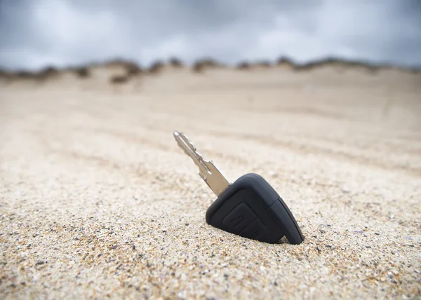 在沙子里的车钥匙 — 图库照片