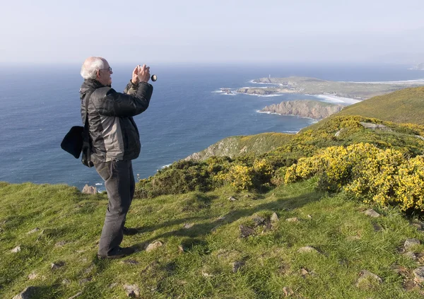 Mann fotografiert eine Landschaft — Stockfoto