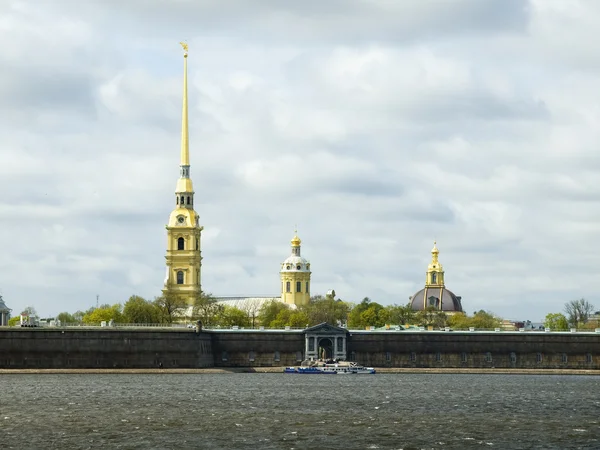Петропавловский собор и Нева — стоковое фото