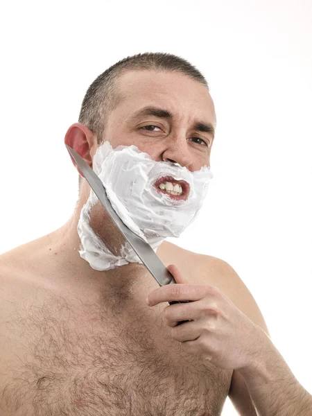 Mann rasiert sich mit Messer — Stockfoto