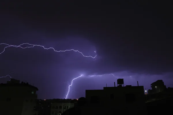 Dramatické thunder stávka v městě během noci Royalty Free Stock Fotografie