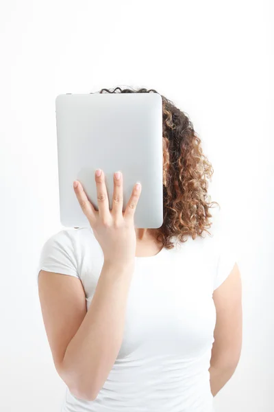Mladá žena drží tabletový počítač na zdi - pohled zepředu - wh Royalty Free Stock Obrázky
