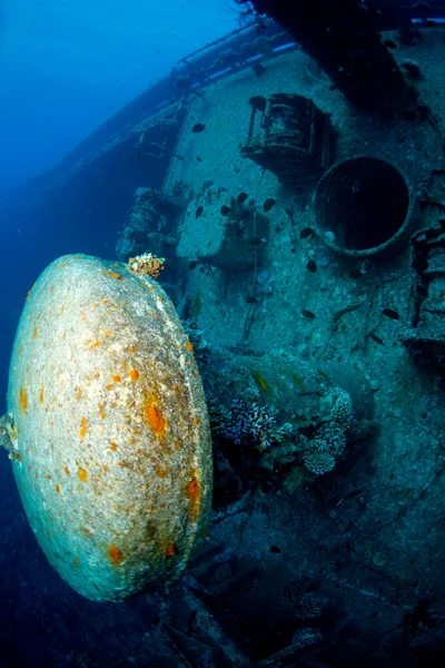 Interesante parte de un naufragio bajo el agua — Foto de Stock