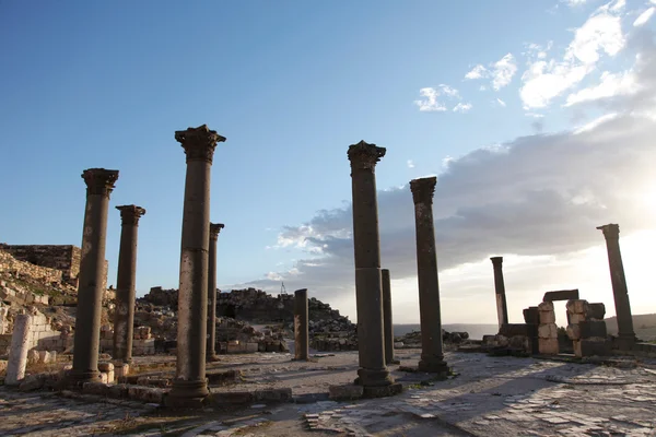 Вид на римские колонны и драматическое облачное небо — стоковое фото