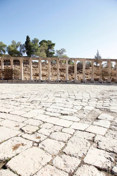 Вид на римские колонны на Овальном форуме города Джераш — стоковое фото