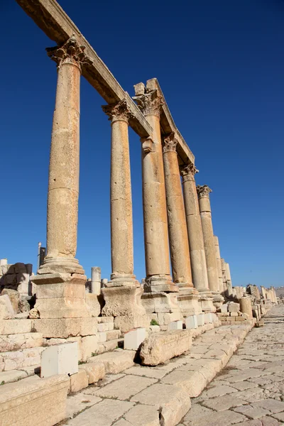 Kaunis näkökulma Rooman sarakkeet Cardo Maximus muinaisessa Jerash kaupunki — kuvapankkivalokuva