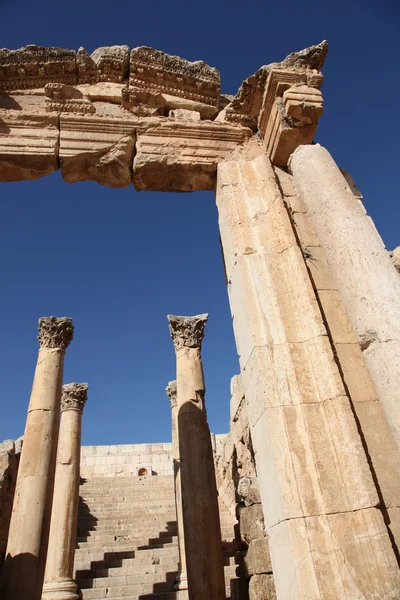 A Cardo Maximus ősi Jerash város római oszlopok gyönyörű szempontjából — Stock Fotó