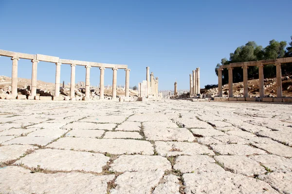 Weergave van Romeinse kolommen in het ovale forum van jerash stad — Stockfoto