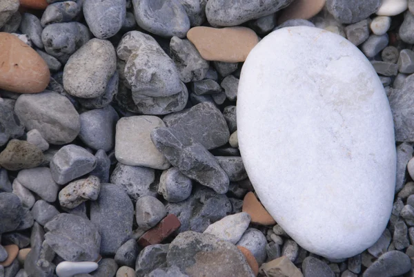 Камень на пляже — стоковое фото