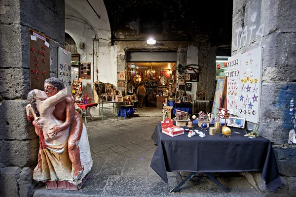 Lojas de presentes em Nápoles, perto de Spaccanapoli — Fotografia de Stock